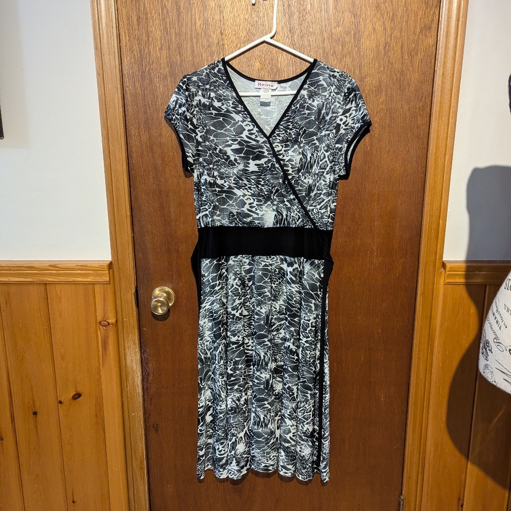 Size S Reina black an white animal print dress - Picture 16 of 16